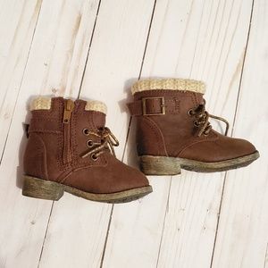 Infant winter boots.